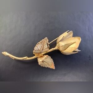 Giovanni rose Gold tone pin brooch